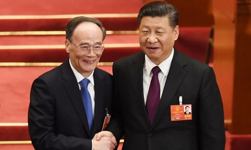Ông Vương Kỳ Sơn (trái) bắt tay với ông Tập Cận Bình sau khi được bầu làm Phó chủ tịch. Ảnh: AFP.