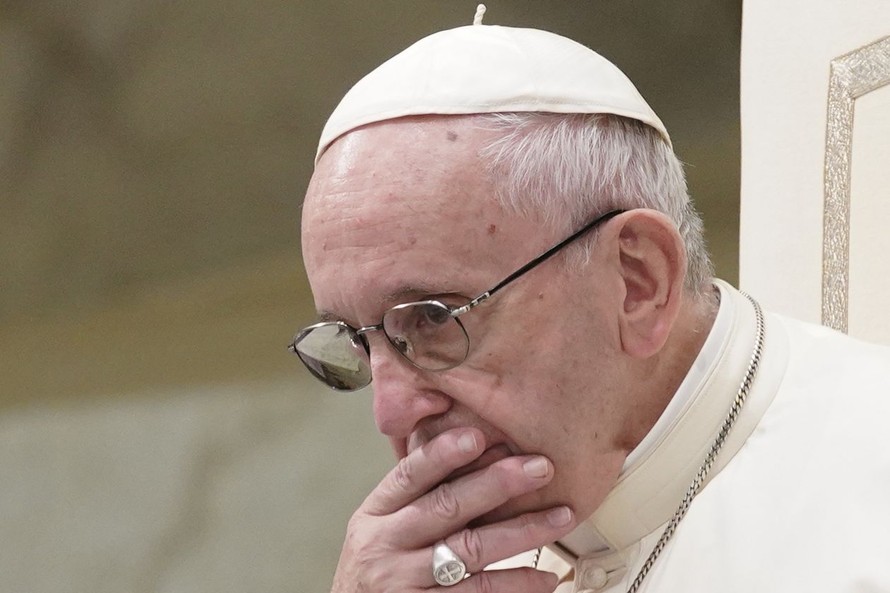 Giây phút trầm tư của Giáo hoàng Francis tại Vatican hôm 22/8/2018. Ảnh: AP. 