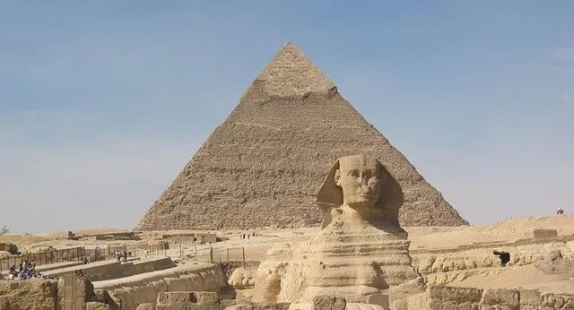 Tượng Nhân Sư phía trước kim tự tháp Giza.