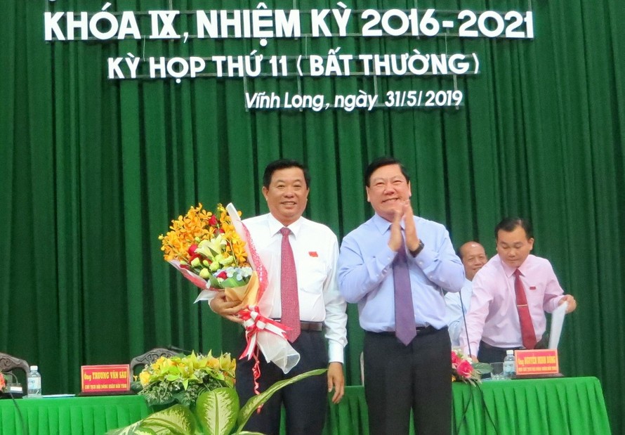Bí thư Tỉnh ủy Vĩnh Long Trần Văn Rón tặng hoa chúc mừng Tân Chủ tịch HĐND tỉnh Vĩnh Long Bùi Văn Nghiêm (bìa trái).