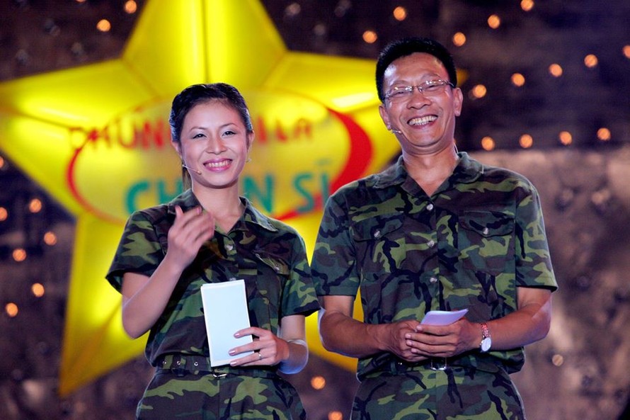 Hoàng Linh và Lại Văn Sâm là hai MC đời đầu của "Chúng tôi là chiến sĩ". Ảnh: FBNV