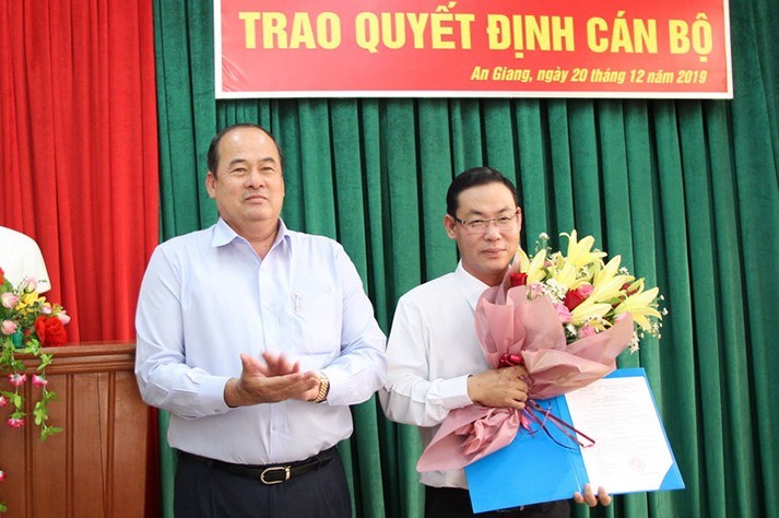 Đồng chí Nguyễn Phú Tân được trao quyết định giữ chức vụ Giám đốc Sở Giao thông vận tải tỉnh An Giang. Ảnh: VGP
