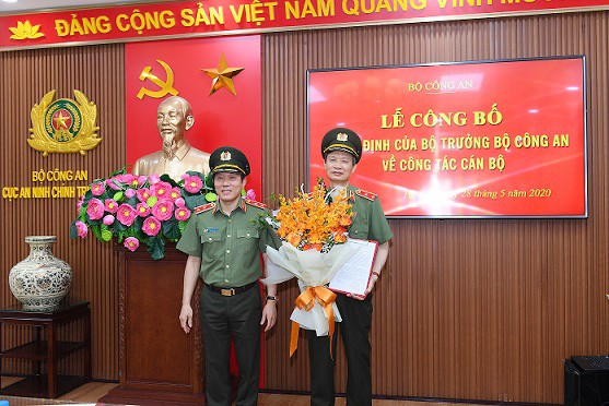Thứ trưởng Lương Tam Quang trao Quyết định cho Trung tướng Nguyễn Khắc Khanh. Ảnh: NLĐ