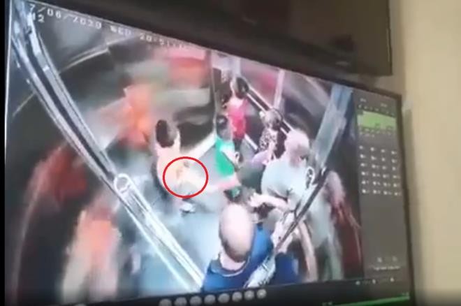 Người đàn ông giơ chân chạm vào vùng kín bé trai trong thang máy. Ảnh cắt từ video