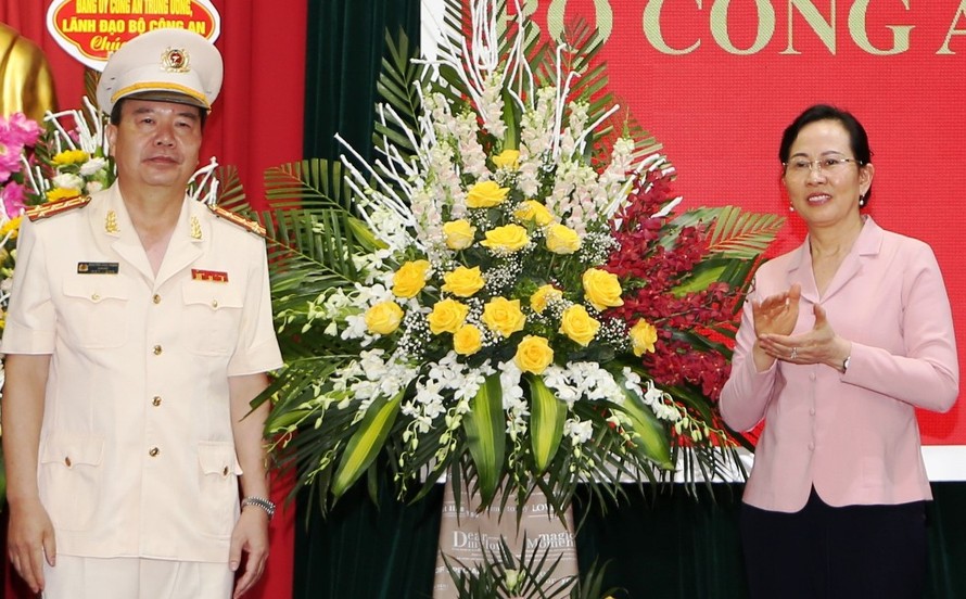 Bí thư Tỉnh ủy Hà Nam Lê Thị Thủy chúc mừng Đại tá Nguyễn Văn Trung. Ảnh: Báo Chính phủ