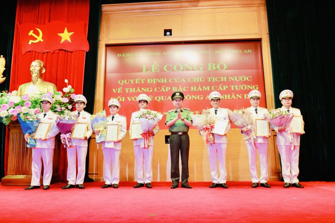 Đại tướng Tô Lâm, Bộ trưởng Bộ Công an trao quyết định và tặng hoa chúc mừng 7 sĩ quan Công an được thăng quân hàm Thiếu tướng.