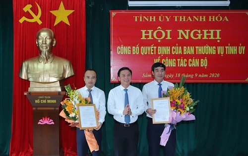 Phó Bí thư Đỗ Trọng Hưng trao quyết định cho ông Lương Tất Thắng và ông Nguyễn Ngọc Tiến. Ảnh: NDT