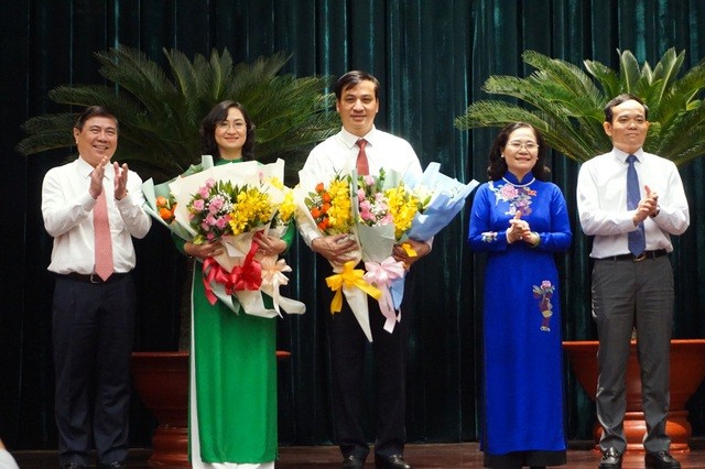 Lãnh đạo Thành ủy, HĐND và UBND TP.HCM tặng hoa chúc mừng 2 tân Phó Chủ tịch UBND TP.HCM. Ảnh: DT