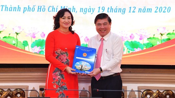 Chủ tịch UBND TPHCM Nguyễn Thành Phong chúc mừng đồng chí Phan Thị Thắng.