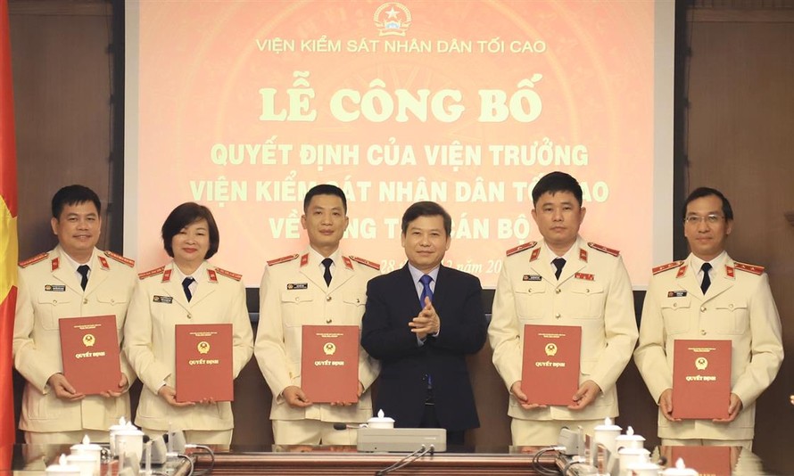 Viện trưởng VKSND tối cao Lê Minh Trí trao quyết định và chúc mừng các cán bộ được điều động, bổ nhiệm giữ chức vụ mới. Ảnh: VGP
