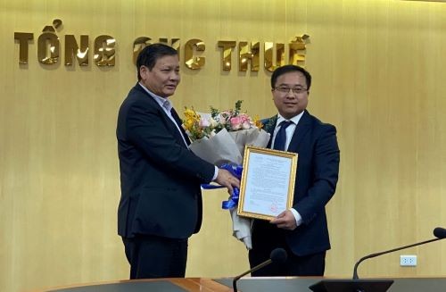 Ông Phi Vân Tuấn - Phó Tổng cục trưởng Tổng cục Thuế (bìa trái) trao quyết định cho ông Đậu Đức Anh. Ảnh: TCT.