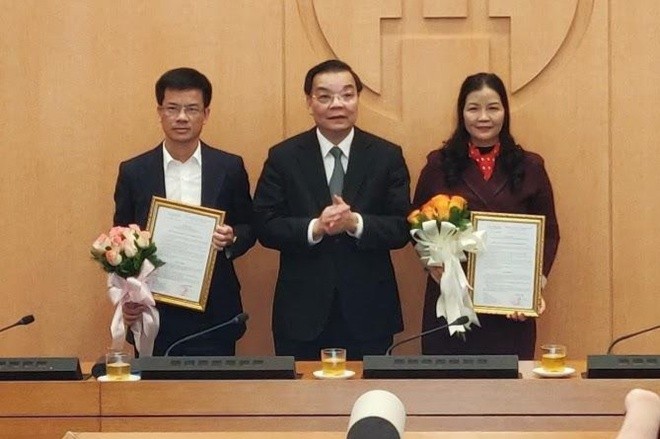 Chủ tịch UBND Hà Nội Chu Ngọc Anh (giữa) chúc mừng 2 nhân sự mới. Ảnh: ANTĐ.