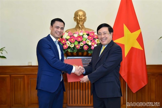 Ủy viên Bộ Chính trị, Phó Thủ tướng, Bộ trưởng Ngoại giao Phạm Bình Minh trao quyết định bổ nhiệm Thứ trưởng Ngoại giao cho ông Đặng Hoàng Giang. 