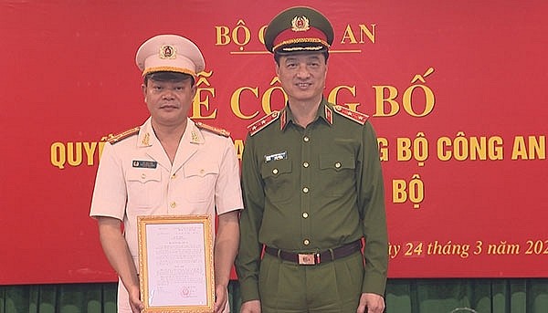 Thứ trưởng Nguyễn Duy Ngọc trao quyết định bổ nhiệm cho Thượng tá Vũ Văn Tấn (Ảnh: CAND)