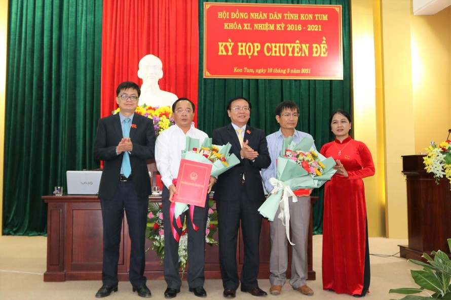 Thường trực HĐND tỉnh Kon Tum tặng hoa chúc mừng tân Phó Chủ tịch UBND tỉnh Nguyễn Ngọc Sâm (thứ 2 từ phải qua). Ảnh: VGP