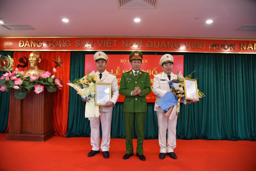Thượng tướng Lê Quý Vương trao quyết định và chúc mừng Thiếu tướng Tô Văn Huệ, Đại tá Phạm Công Nguyên. Ảnh: VGP