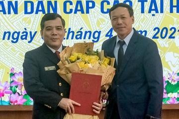 Ông Nguyễn Xuân Tĩnh (trái) nhận nhiệm vụ mới. Ảnh: N.H./Zing