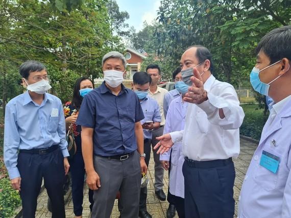 Thứ trưởng Bộ Y tế Nguyễn Trường Sơn kiểm tra công tác phòng chống dịch COVID-19 tại Bệnh viện Bệnh lý hô hấp cấp tính Củ Chi- TPHCM 