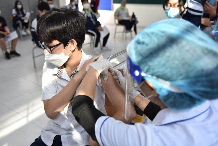 Hà Nội tiêm vắc xin phòng COVID-19 cho học sinh lớp 7, 8 sáng 30/11. Ảnh: Nhật Thanh