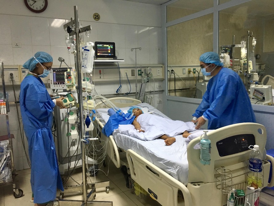 Lần đầu tiên tại Việt Nam 2 bệnh nhân nhận gan từ 1 người hiến chết não