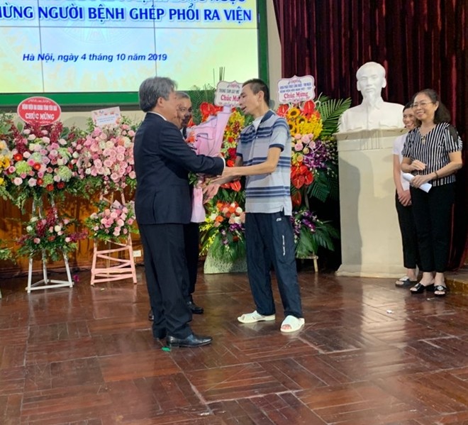 GS.TS Trần Bình Giang, Giám đốc BV Việt Đức tặng hoa mừng bệnh nhân ra viện