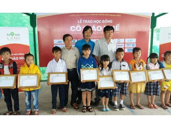 Trao tặng 160 suất học bổng cho học sinh nghèo Đồng Tháp