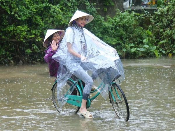 Phạm Hương đội mưa cùng Thiên Lý, Lệ Hằng trao quà cho bà con miền Trung