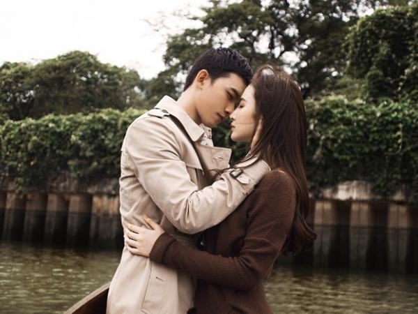 Cặp đôi “ngôn tình” Angela Phương Trinh - Võ Cảnh lãng mạn bên nhau trên thuyền