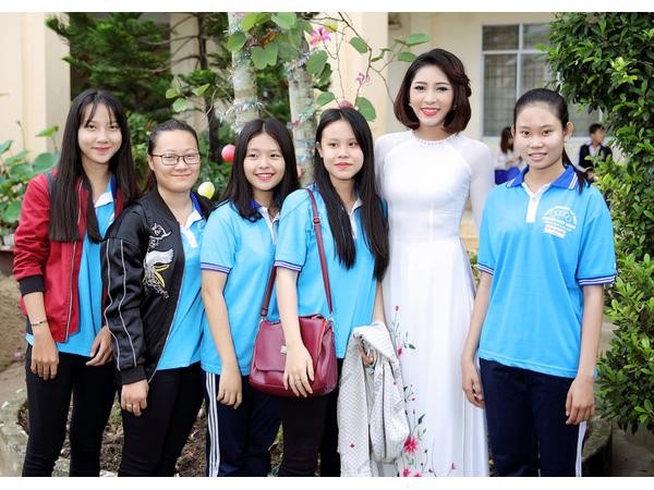 Hoa hậu Đặng Thu Thảo trở về trường cũ thăm thầy cô
