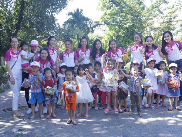 Theo chân Top 30 Nữ sinh viên Việt Nam duyên dáng 2016 đi từ thiện