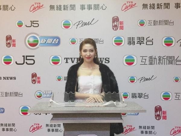 Khổng Tú Quỳnh rạng rỡ tham dự lễ trao giải TVB ở Hồng Kông