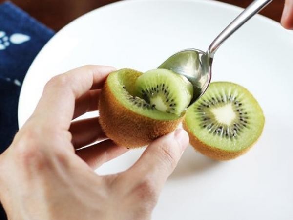 Hóa ra lâu nay chúng ta vẫn ăn kiwi sai cách, và còn nhiều món nữa... 