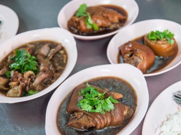 "Giò heo hầm" là món ăn đường phố được người Thái yêu thích nhất