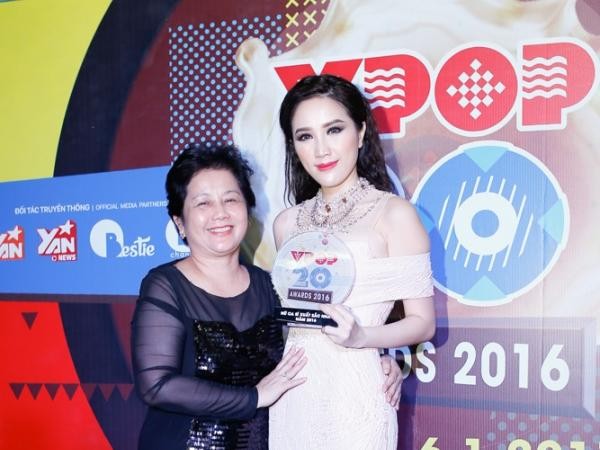Bảo Thy nghẹn ngào ôm mẹ khi đoạt giải "Nữ ca sĩ của năm"