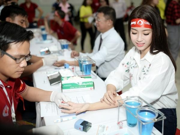 Hoa hậu Mỹ Linh, Á hậu Thanh Tú tham gia hiến máu tình nguyện