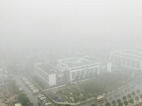 Hà Nội sáng nay: Mưa phùn, sương mù dày đặc như trong phim "Twilight"