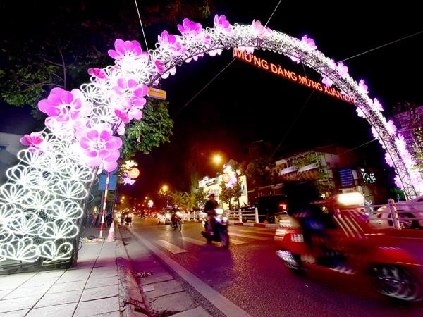Đón Tết Đinh Dậu 2017, đường phố Hà Nội trang trí cực kỳ lung linh!