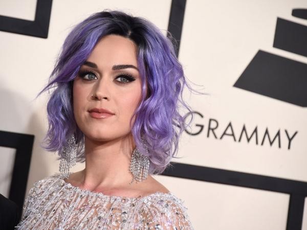 Tiêu điểm ngày: Katy Perry khuấy động Grammy, Lady Gaga xưng "vương" iTunes Mỹ