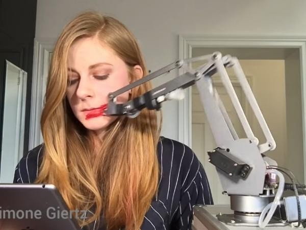 Bạn đã biết về Simone Giertz - Nữ hoàng Robot Ngớ ngẩn chưa?
