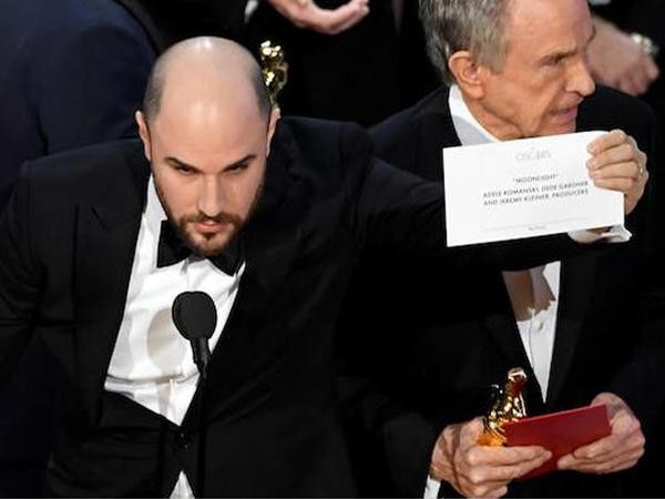 <div>Showbiz phản ứng ra sao về sự cố hy hữu tại lễ trao giải Oscars năm nay?</div>