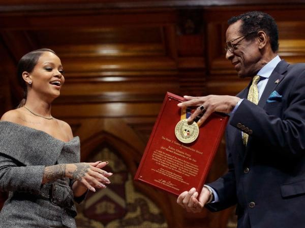 Rihanna được Đại học Harvard trao giải "Nhân đạo của năm"