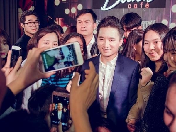 Phan Mạnh Quỳnh bị fan vây kín khi tổ chức mini-show tại Hải Phòng