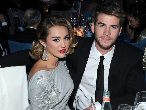 Miley Cyrus bị nghi ngờ đã tổ chức đám cưới với Liam Hemsworth