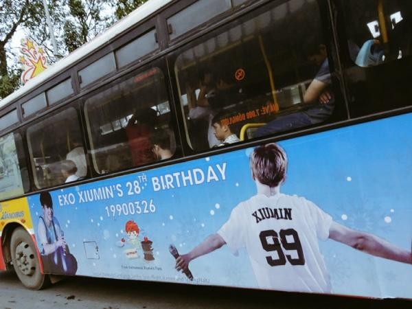 Xuất hiện xe buýt đặc biệt có banner chúc mừng sinh nhật Xiumin (EXO) trên đường phố Hà Nội