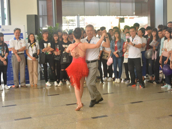 Teen thích thú khi được xem thầy Phó Hiệu trưởng trường Đại học Hoa Sen nhảy Dance Sport “chất lừ”