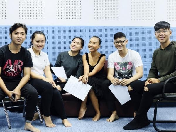 Ca sĩ Đoan Trang tự tin để mặt mộc, tận tình hướng dẫn các bạn sinh viên tập hát