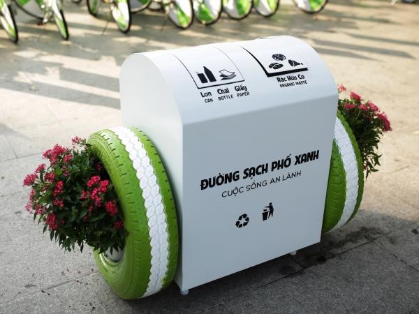 Thích thú với loạt thùng rác xanh "thông minh" trải dài khắp phố đi bộ Nguyễn Huệ