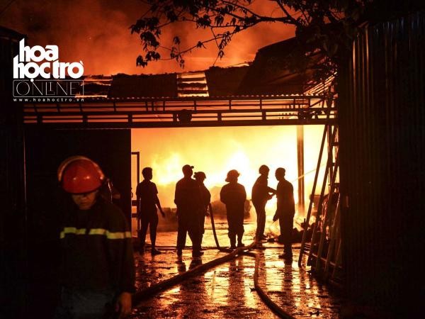 Hà Nội: Cháy dữ dội ở khu vực Hà Đông, một gara ôtô hàng trăm mét vuông bị thiêu rụi 