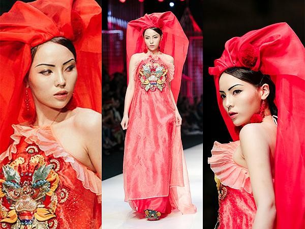 VIFW: Hoa hậu Kỳ Duyên trình diễn catwalk đầy mê hoặc trong BTS của NTK Thủy Nguyễn