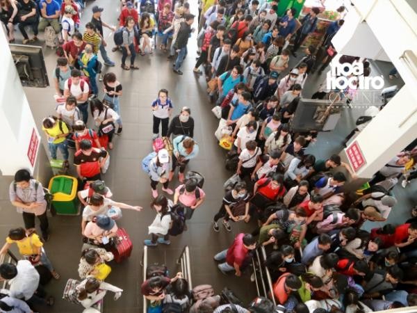 Hà Nội: Sinh viên ùn ùn đổ về quê nghỉ lễ, bến xe đông đúc đến quá tải